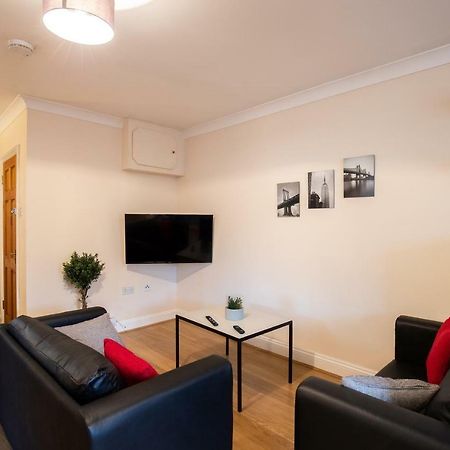 スタンステッド・マウントフィーチェットSpacious 2Br Flat In Stanstedアパートメント エクステリア 写真